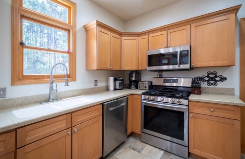 Rockford House | Team house! Spacious 7-bedroom house, fitness room and WiFi in lovely Rockford
