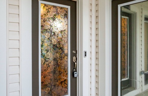 Woodbridge Condo | Tech Savvy Extended Stay Haven- Family and Pet Friendly 20 minutes from D.C.