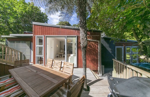 Waiheke Island Cottage | Ted's Cottage near Little Oneroa Beach