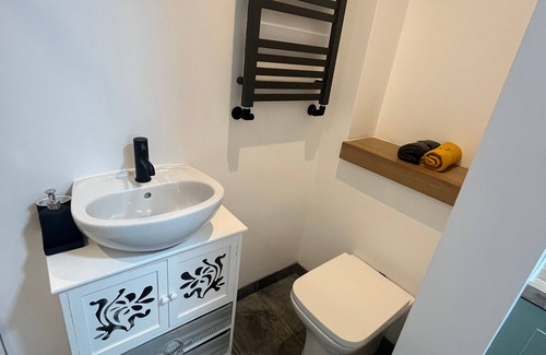 Richmond-upon-Thames Apartment | Teddington Little Secret