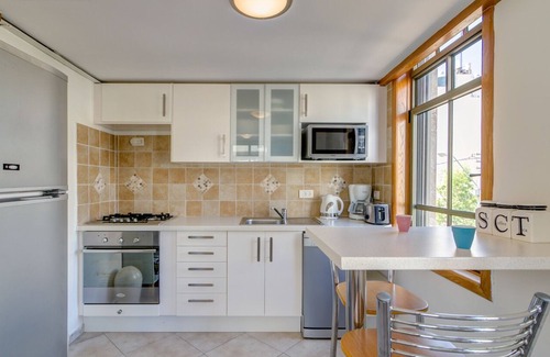 Kerem HaTeimanim Apartment | Tel Aviv 200 meters from the beach in a beautiful listed building