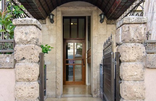 Kerem HaTeimanim Apartment | Tel Aviv 200 meters from the beach in a beautiful listed building