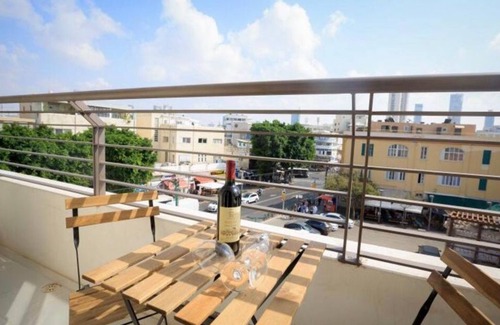 Tel Aviv City Center Apartment | Tel Aviv charm suite jacuzzi and a view of the sea and the Carmel market