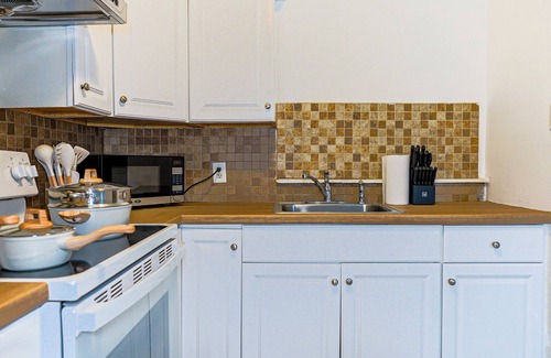 North Philadelphia East House | Temple Area 5BR Gem - Great for Groups & Family