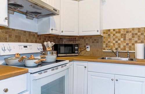 North Philadelphia East House | Temple Area 5BR Gem - Great for Groups & Family