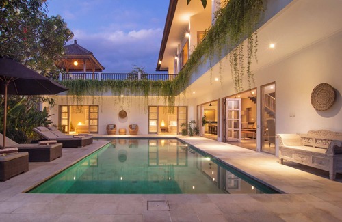 Batu Bolong Villa | Temple Estate; fully serviced 7 Bedroom villa, central Canggu close to the beach