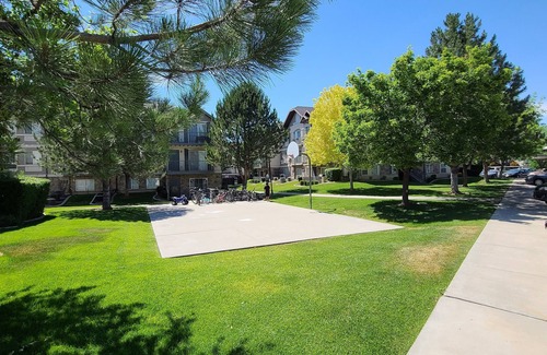 Lakeview Condo | Temple view with a pool