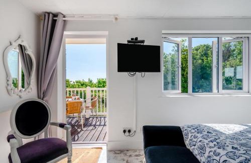 Pembroke House | Tenby Lodge