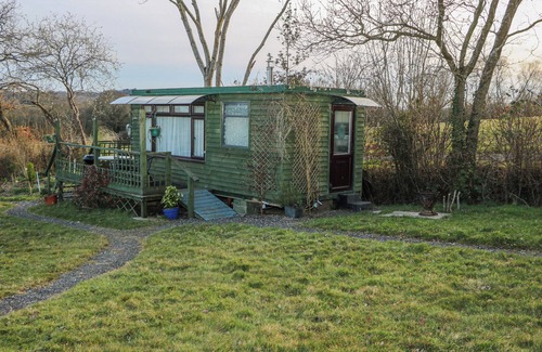 Hadlow Down Cottage | TENCH HUT, pet friendly, character holiday cottage in Crowborough