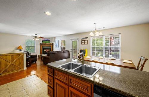 Gatlinburg - Pigeon Forge House | Tennessee Time Out - Entire Cottage Hot Tub, Creek, No Steep Roads