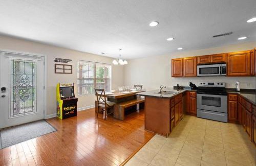 Gatlinburg - Pigeon Forge House | Tennessee Time Out - Entire Cottage Hot Tub, Creek, No Steep Roads