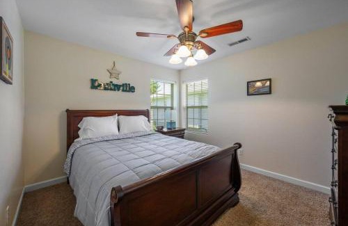 Gatlinburg - Pigeon Forge House | Tennessee Time Out - Entire Cottage Hot Tub, Creek, No Steep Roads