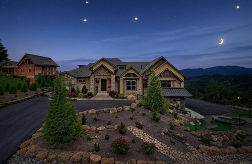 Gatlinburg - Pigeon Forge House | Tennessee Whiskey, Indoor Pool, Amazing Views, Theater Room, 5 Star Luxury!