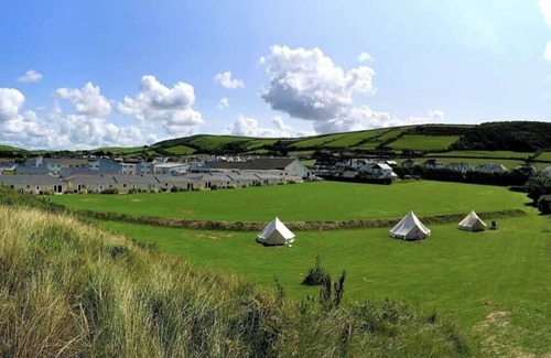 Croyde RV Rental | Tent-Communal washroom facilities-5m Bell Tent