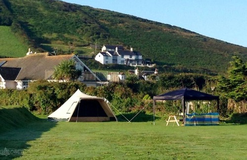 Croyde RV Rental | Tent-Communal washroom facilities-5m Bell Tent