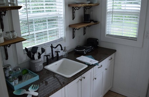 Forest Hills Cottage | Termino Beach House Retreat w/ Hot Tub and Garden
