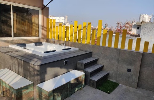 Hauz Khas House | Terrace jacuzzi with Bar & Garden