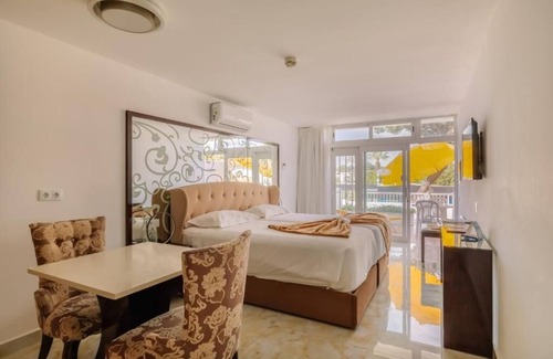 Oura Hotel | Terrace Room w/Amazing Views! Perfect for Family Vacation | 4 Units