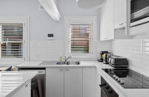 Clovelly Apartment | Terrace with BBQ - Steps away from Clovelly Beach