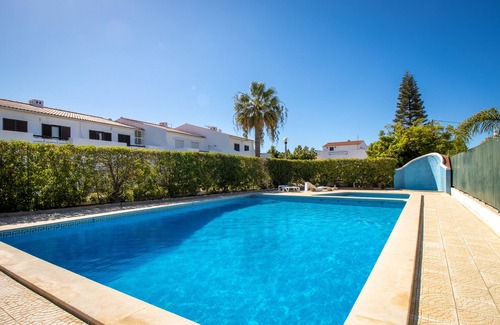 Castelo House | Terraced house Casa Sauchi with a communal pool