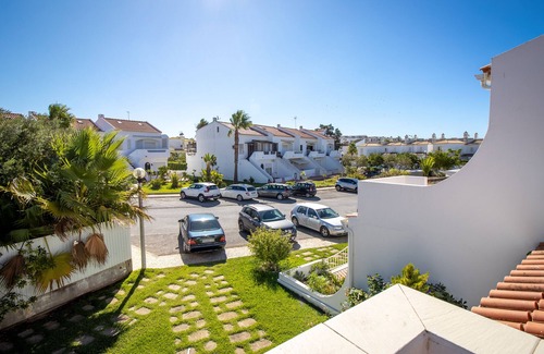 Castelo House | Terraced house Casa Sauchi with a communal pool