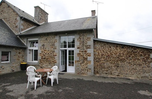 Argouges Cottage | Terraced house for 2 in Saint-James, pets allowed