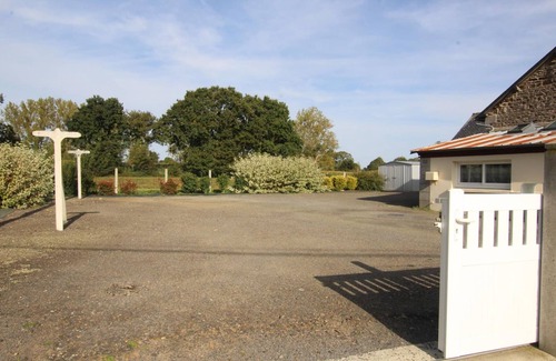 Argouges Cottage | Terraced house for 2 in Saint-James, pets allowed