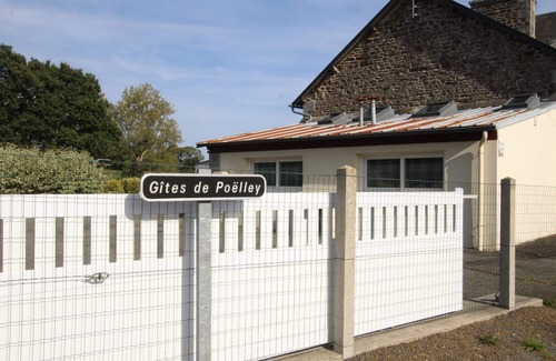 Argouges Cottage | Terraced house for 2 in Saint-James, pets allowed