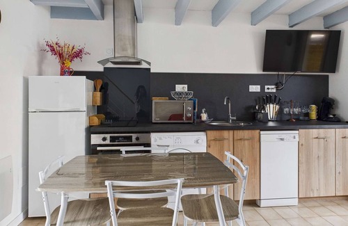 Marseillan Plage Apartment | Terraced house with air conditioning, Wi-Fi and parking - sleeps 6