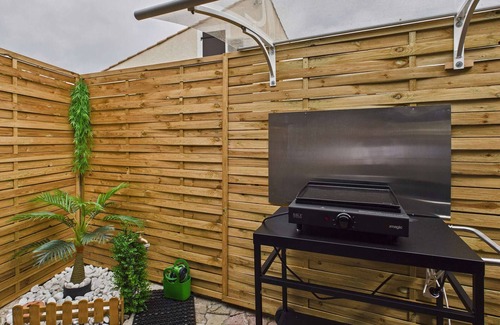 Marseillan Plage Apartment | Terraced house with air conditioning, Wi-Fi and parking - sleeps 6
