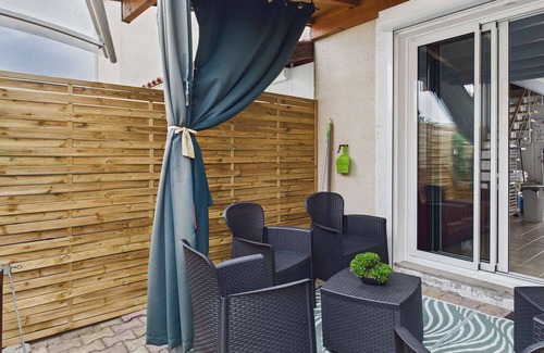 Marseillan Plage Apartment | Terraced house with air conditioning, Wi-Fi and parking - sleeps 6