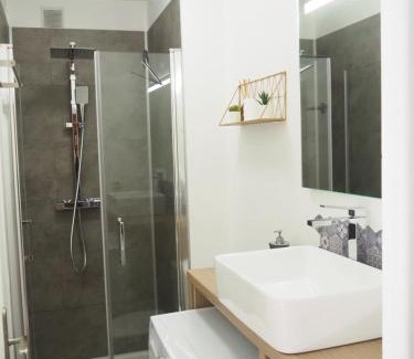 Bourg-l'Eveque Apartment | Terrasse, vue sur jardin arboré et place de parking