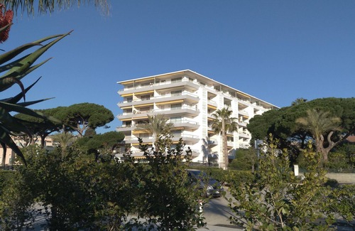 Golfe Juan Apartment | Terrassse on the top floor, view of the bay.