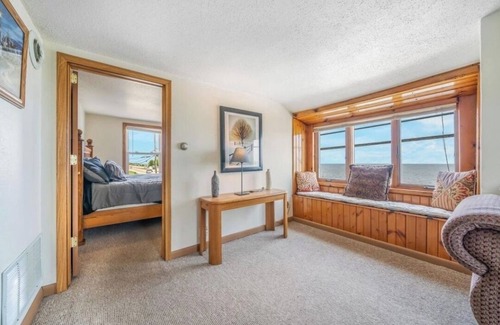 Two Rivers Apartment | Terrific 2-bedroom apartment in Two Rivers with stunning views of Lake Michigan