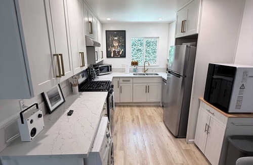 Hollywood House | Terrific 2-bedroom house with in the heart of Hollywood!