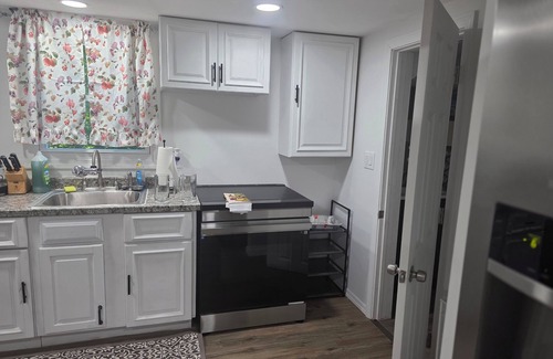 Ashford House | Terrific 4-bedroom house with AC in Ashford