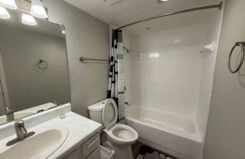 Chinatown Apartment | Terrific apartment with AC in lively Houston and heart of Chinatown