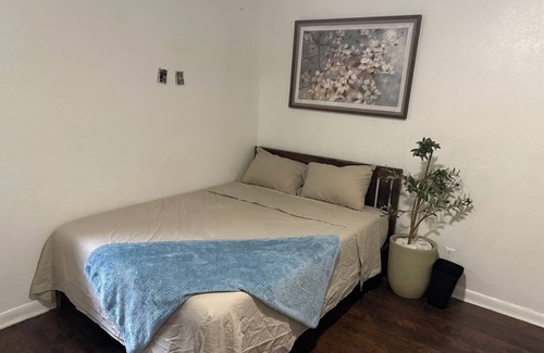 Murray Hill House | Terrific duplex with 5 minutes away from Riverside, close to all.