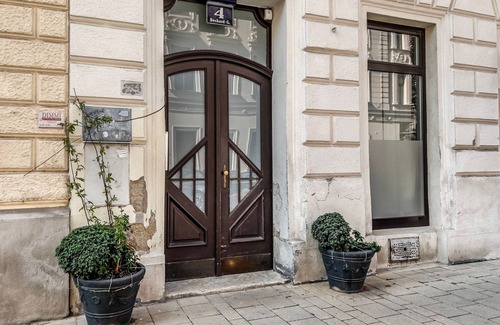 Weißgerber Apartment | Terrific Landstraße 2BR w/Elevator, nr Tram & Dining, by Blueground
