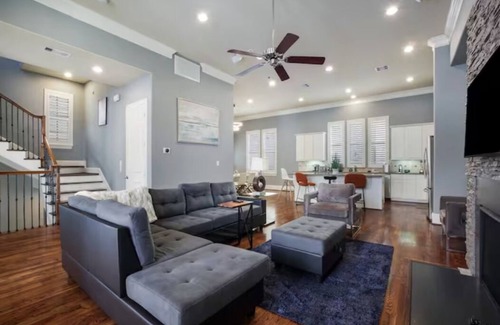 Riverside Terrace Apartment | Tesla-Charger | TX Medical Ctr | Sleeps 7 | 5 beds