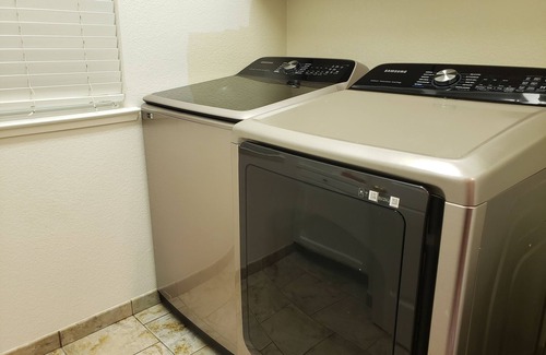 West Sacramento Villa | Tesla EV Charger heated Pool Hot Tub Spa Near Airport, UC Davis, Old Sac, DT