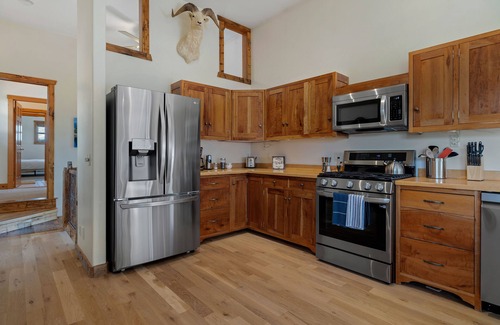 Victor House | Teton Escape on 10 Acres, sauna and swim spa with panoramic views!