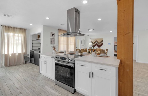 Westbury House | Texan Backyard Vibes l Cowboy Pool & BBQ l Pet-Friendly