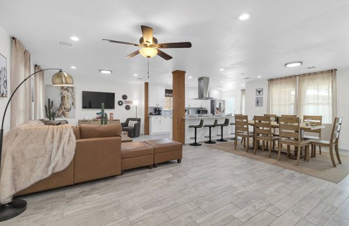 Westbury House | Texan Backyard Vibes l Cowboy Pool & BBQ l Pet-Friendly