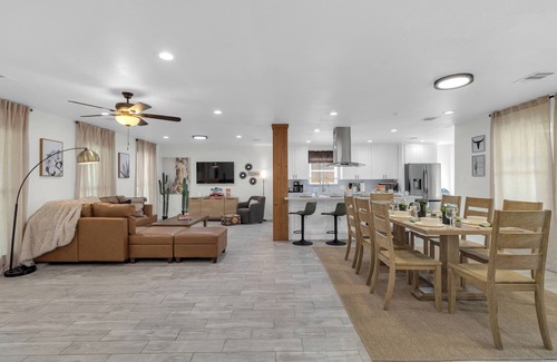 Westbury House | Texan Backyard Vibes l Cowboy Pool & BBQ l Pet-Friendly