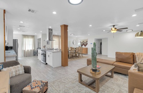 Westbury House | Texan Backyard Vibes l Cowboy Pool & BBQ l Pet-Friendly