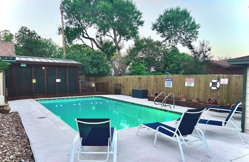West San Antonio House | Texas Charming 4 bed with pool/Hottub by Lackland