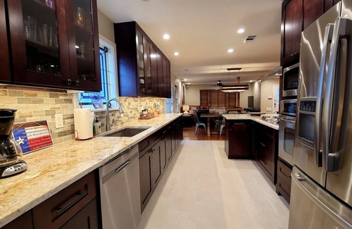 White Rock Hills House | Texas Experience Near Downtown
