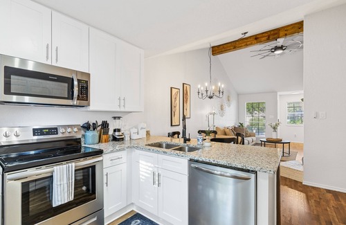 Euless House | Texas Gardens- A Beautiful Cottage in the heart of DFW