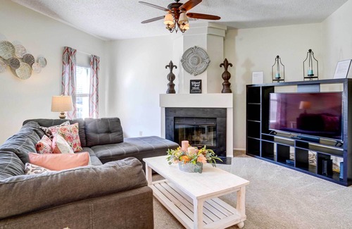 Universal City House | Texas Getaway ~ 17 Mi to Dtwn San Antonio!